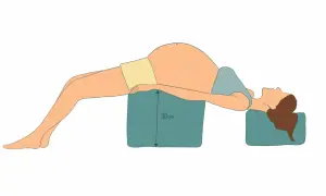 Position pour soulager la douleur ligamentaire grossesse : femme enceinte allongée sur le dos, bassin surélevé de 30 cm.